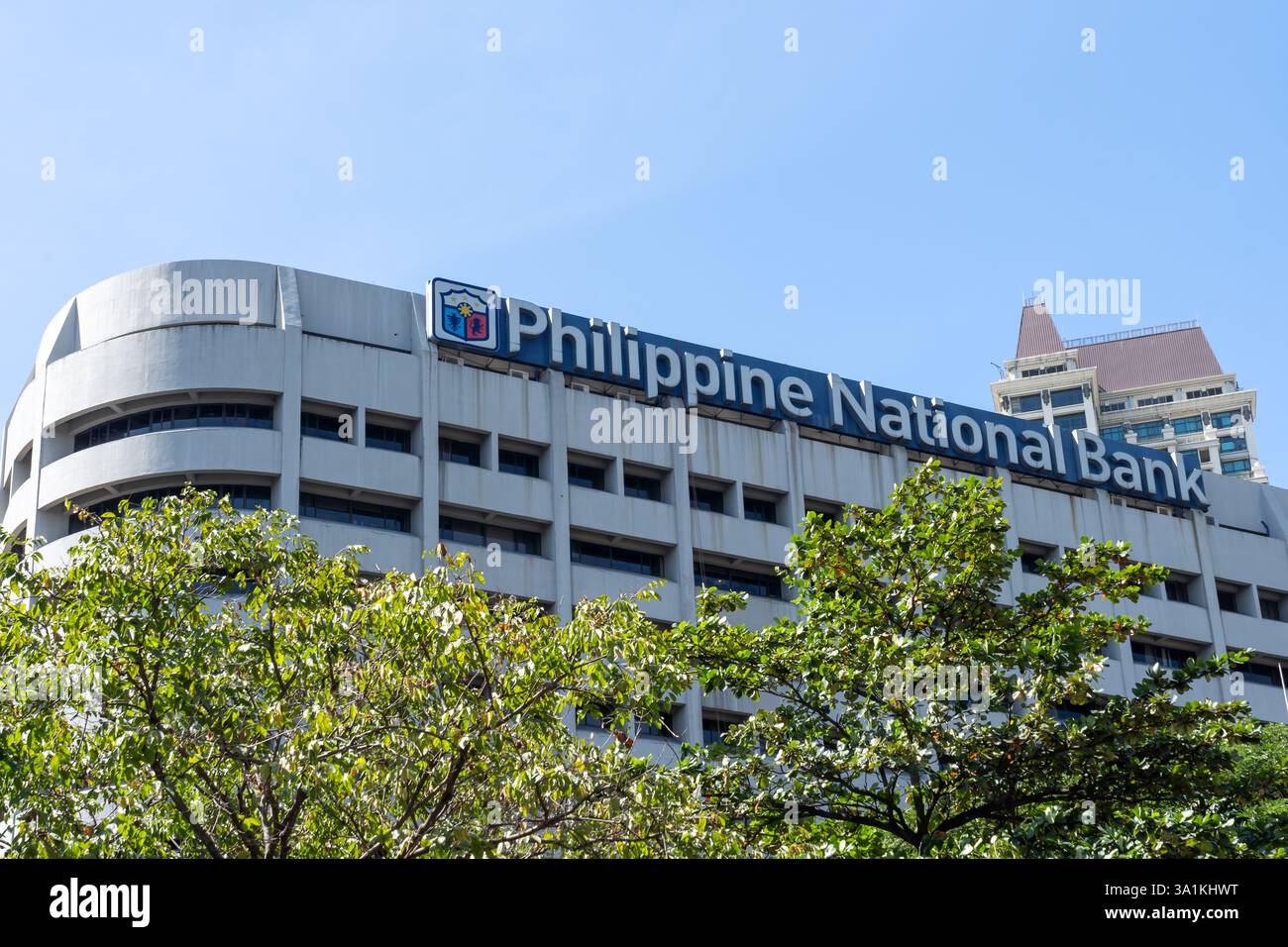 Makati City, Philippinen - 1. Februar 2025: Schild und Logo der Philippine National Bank (PNB) auf dem Gebäude im PNB Makati Center in Makati City Stockfoto