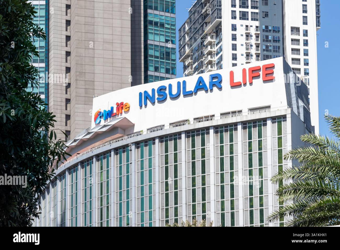 Manila, Philippinen - 1. Februar 2025: Insular Life Building in Makati, Manila, Philippinen. Insular Life ist eine Versicherungsgesellschaft auf Gegenseitigkeit. Stockfoto