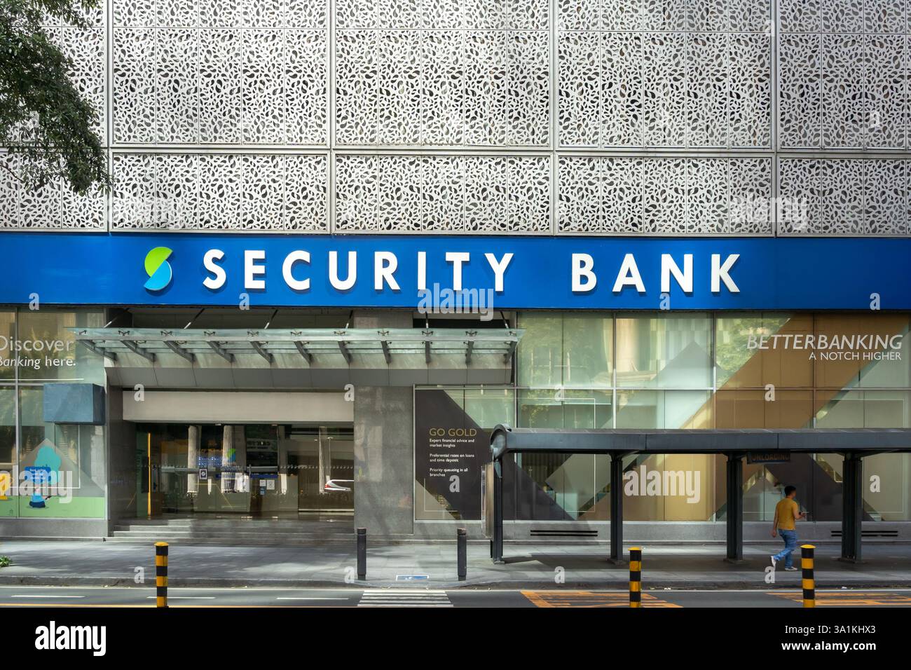 Makati City, Manila, Philippinen - 1. Februar 2025: Hauptsitz der Security Bank Corporation in der Ayala Avenue in Makati City, Philippinen. Stockfoto