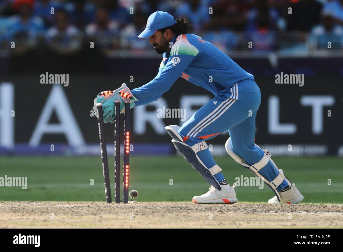 India's wicketkeeper KL Rahul breaks the stumps to run-out New Zealand's captain Mitchel Santner during the ICC Champions Trophy final cricket match between India and New Zealand at Dubai International Cricket Stadium in Dubai, United Arab Emirates, Sunday, March 9, 2025. (AP Photo/Christopher Pike) Stockfoto