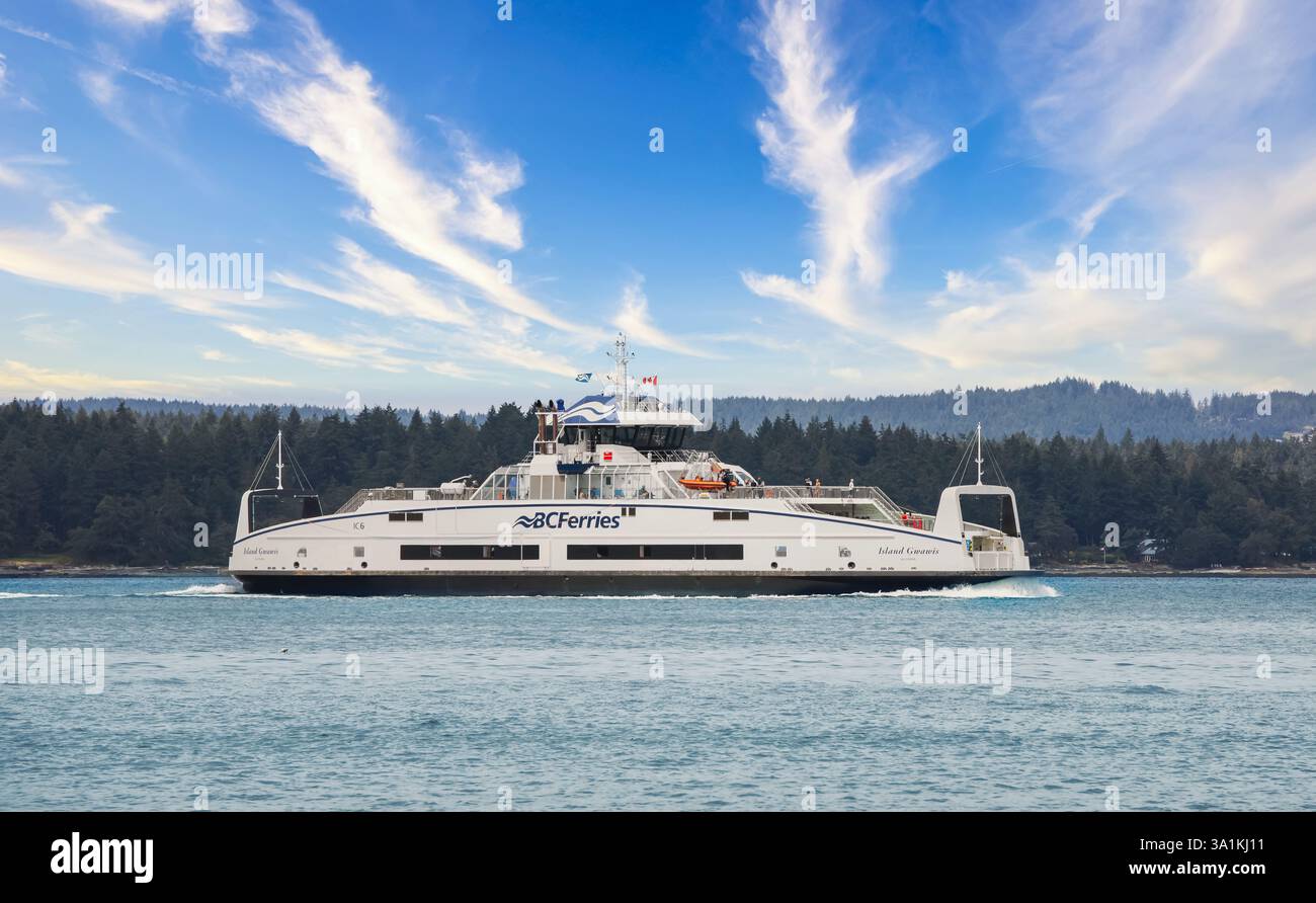 BC Ferries Island Gwawis Victoria Schiff auf dem wunderschönen Pazifik und Berge Hintergrund. BC Ferries Boot überquert die Meerenge in Golf Inseln na Stockfoto