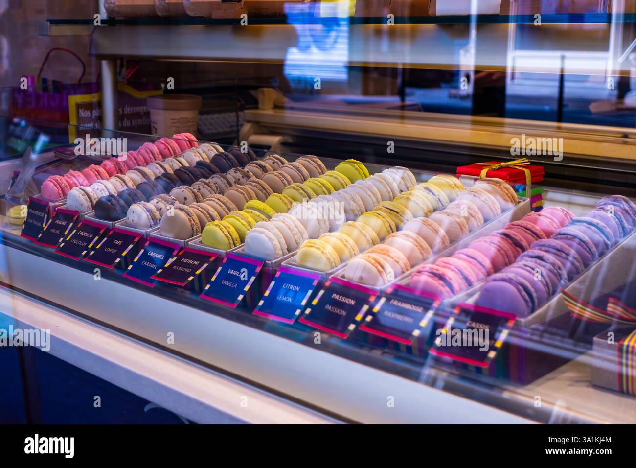 Farbenfrohe französische Macarons in der Bäckerei. Gourmet-Gebäck Stockfoto