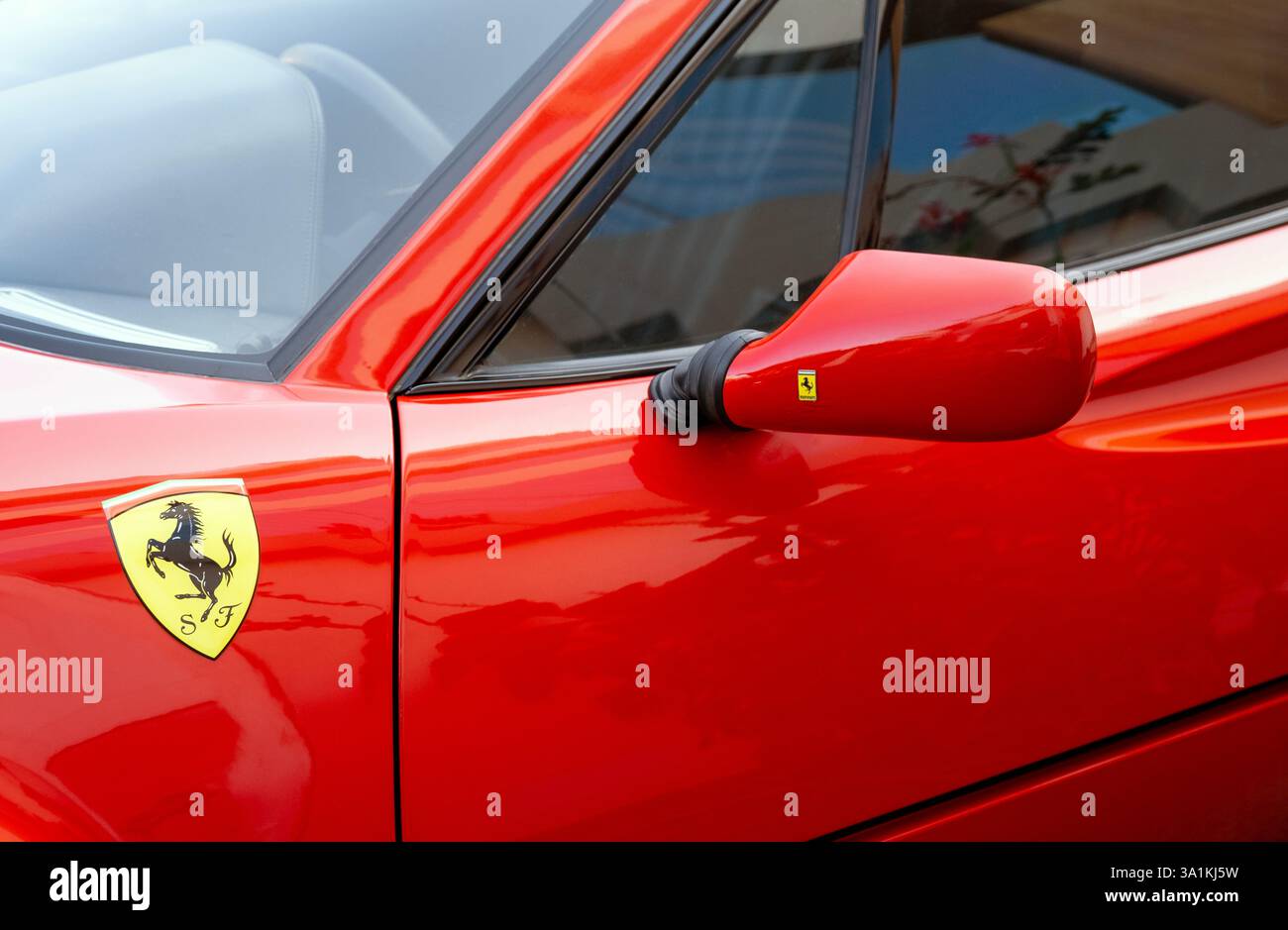 Detail eines luxuriösen Ferrari-Sportwagens mit Logo an der Seite Stockfoto