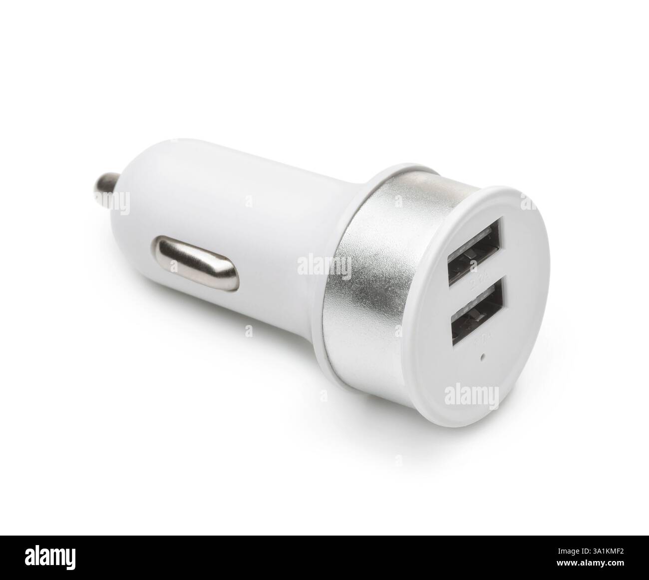 USB-Kfz-Ladegerät mit zwei Anschlüssen, isoliert auf weiß Stockfoto