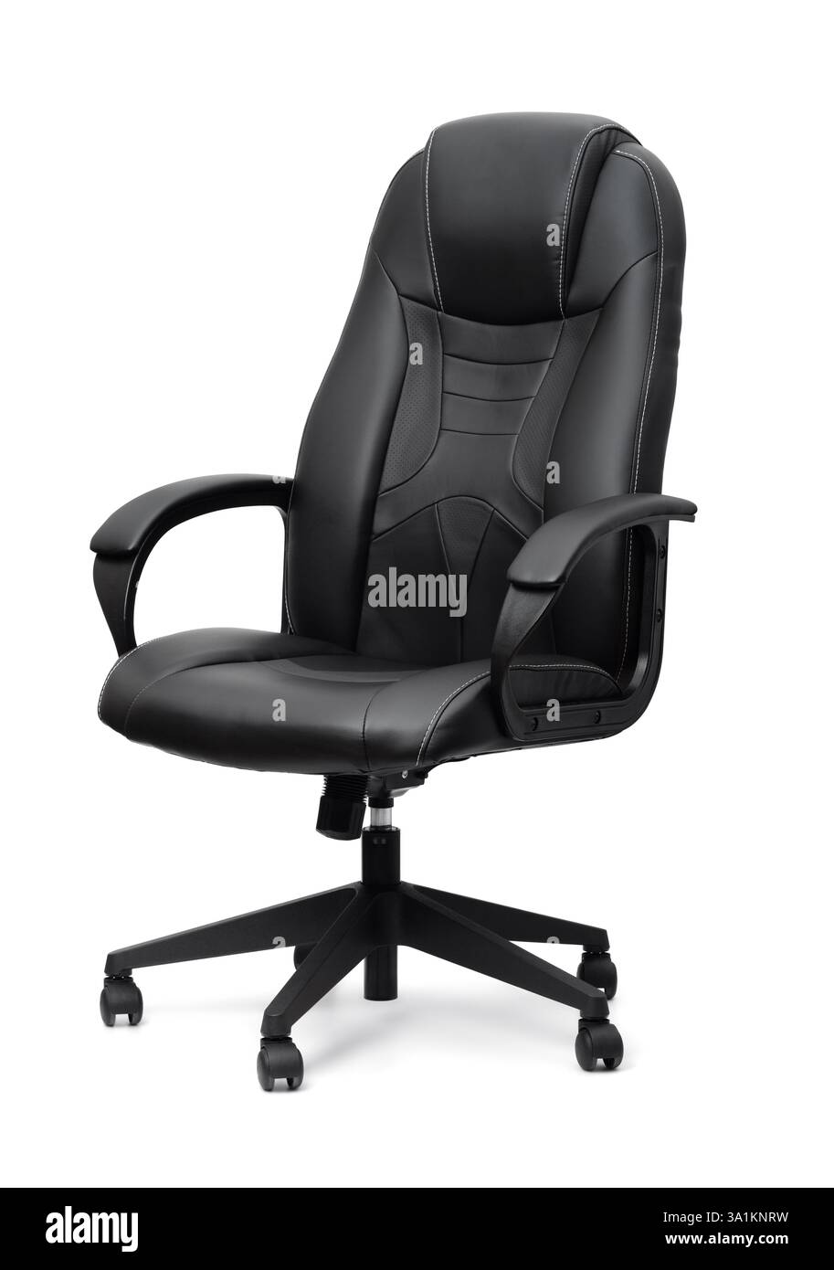 Schwarzer ergonomischer Bürosessel aus Leder isoliert auf weiß Stockfoto