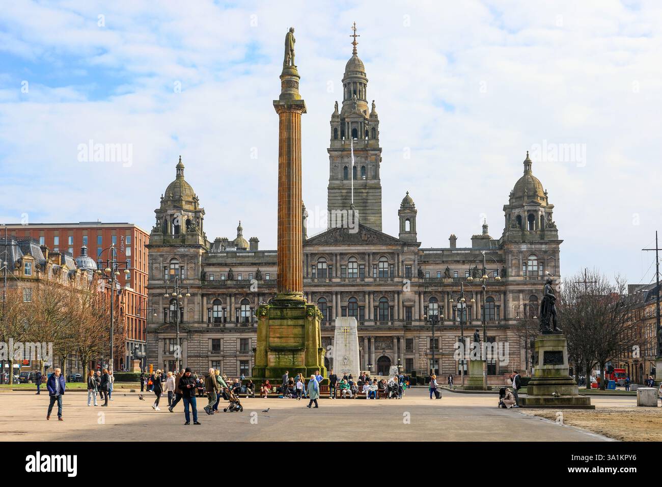 Blick in Richtung Glasgow City Chambers auf George Square, Glasgow, Schottland, Großbritannien Stockfoto