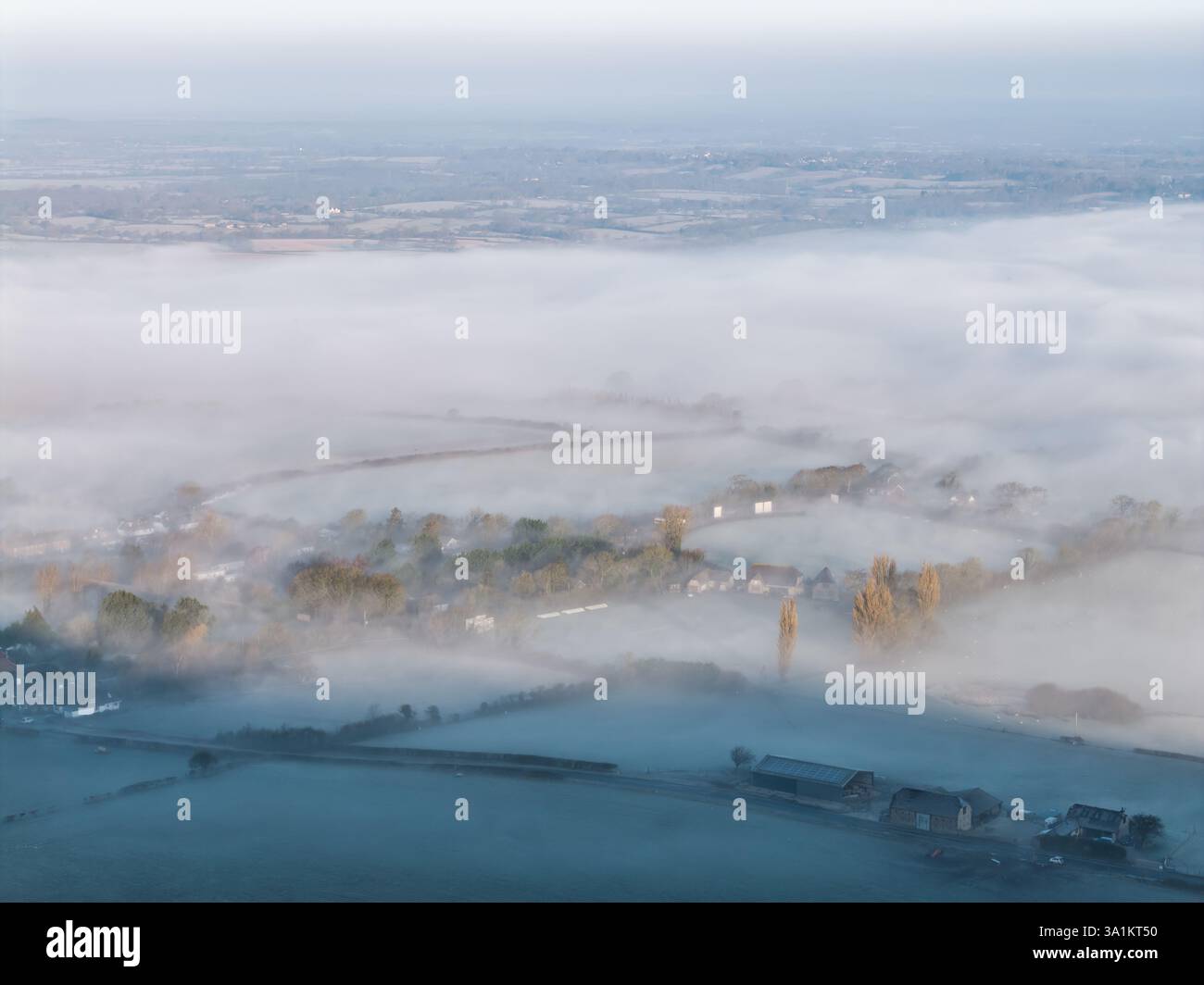 Wunderschöne Luftdrohnen-Landschaft Sonnenaufgangsbild der atmosphärischen Wolkenumkehr über South Downs Steilhang Stockfoto