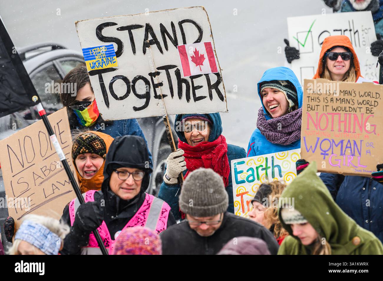 Montpelier, Vermont, USA, 8. März 2025. Demonstranten bei einem Trump-Protest 50501 am Internationalen Frauentag 2025 im Vermont State House in Montpelier, VT, USA. John Lazenby/Alamy Live News Stockfoto