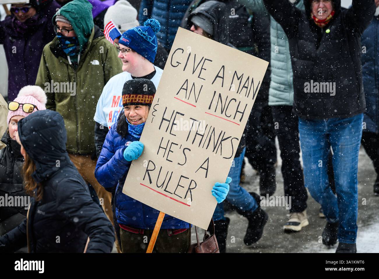 Montpelier, Vermont, USA, 8. März 2025. Demonstranten bei einem Trump-Protest 50501 am Internationalen Frauentag 2025 im Vermont State House in Montpelier, VT, USA. John Lazenby/Alamy Live News Stockfoto