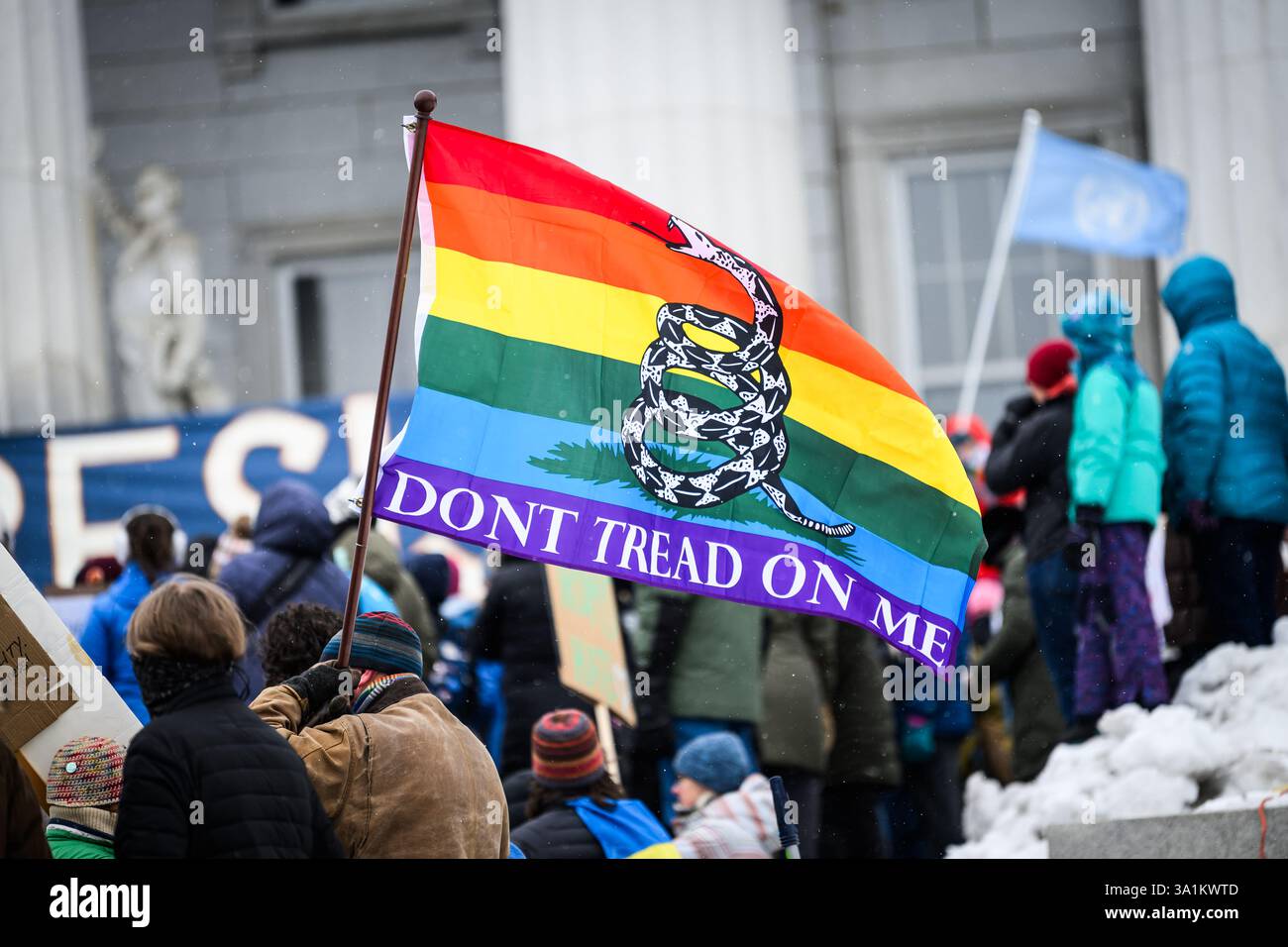 Montpelier, Vermont, USA, 8. März 2025. Demonstranten bei einem Trump-Protest 50501 am Internationalen Frauentag 2025 im Vermont State House in Montpelier, VT, USA. John Lazenby/Alamy Live News Stockfoto