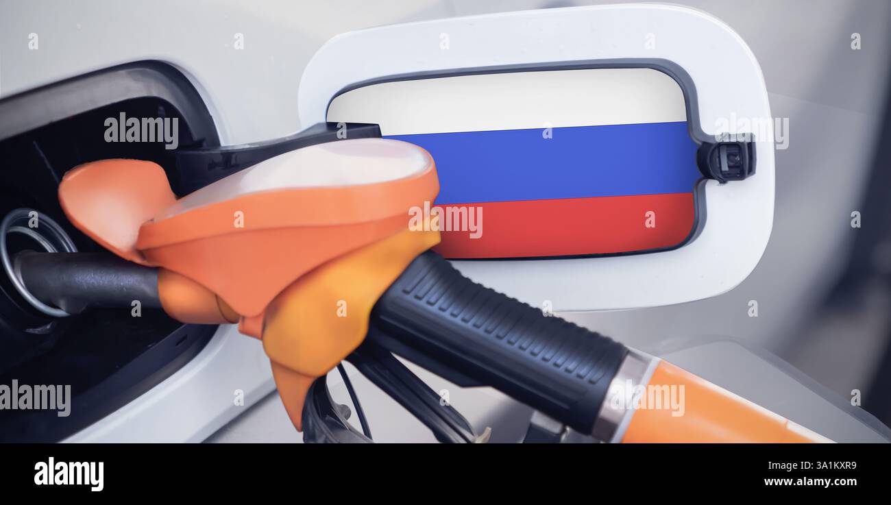 Die russische Flagge auf dem Tankdeckel eines Autos an einer Tankstelle aus der Nähe. Hohe oder niedrige Benzinpreise an russischen Tankstellen. Benzinpreise Stockfoto