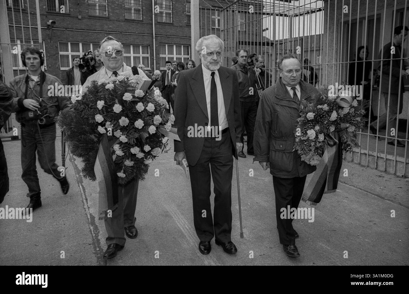 Deutschland, Berlin, 06.03.1992, Wreath-Zeremonie im ehemaligen Stasi-Gefängnis Hohenschoenhausen, SPD - Arbeitsgruppe des ehemaligen Politischen Priso Stockfoto