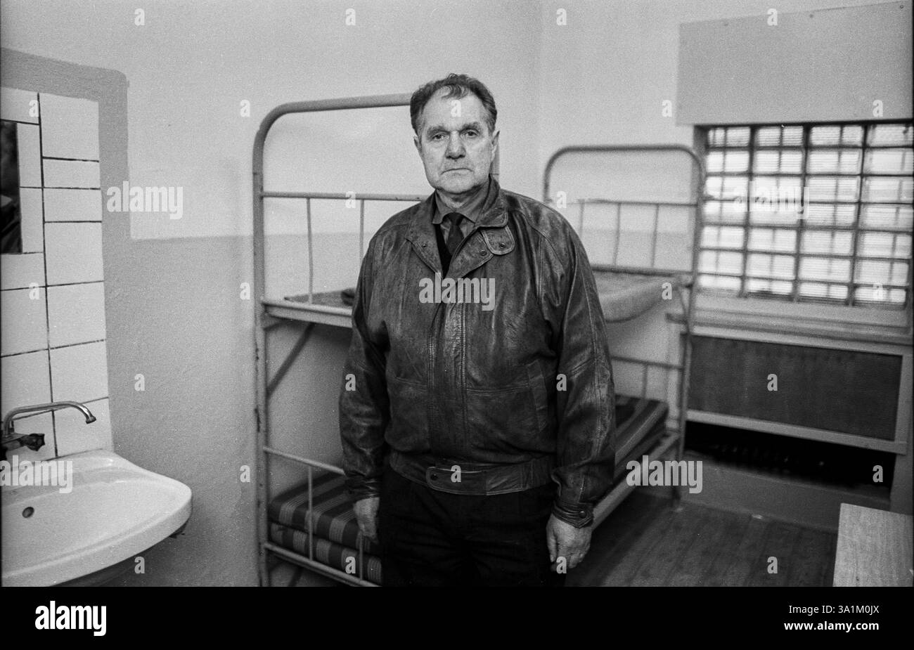 Deutschland, Berlin, 6. März 1992, Stasi-Untersuchungshaft Hohenschoenhausen, Otto Ruhland, ehemaliger Gefangener in seiner Zelle, Schritt vorwärts!, Europa Stockfoto
