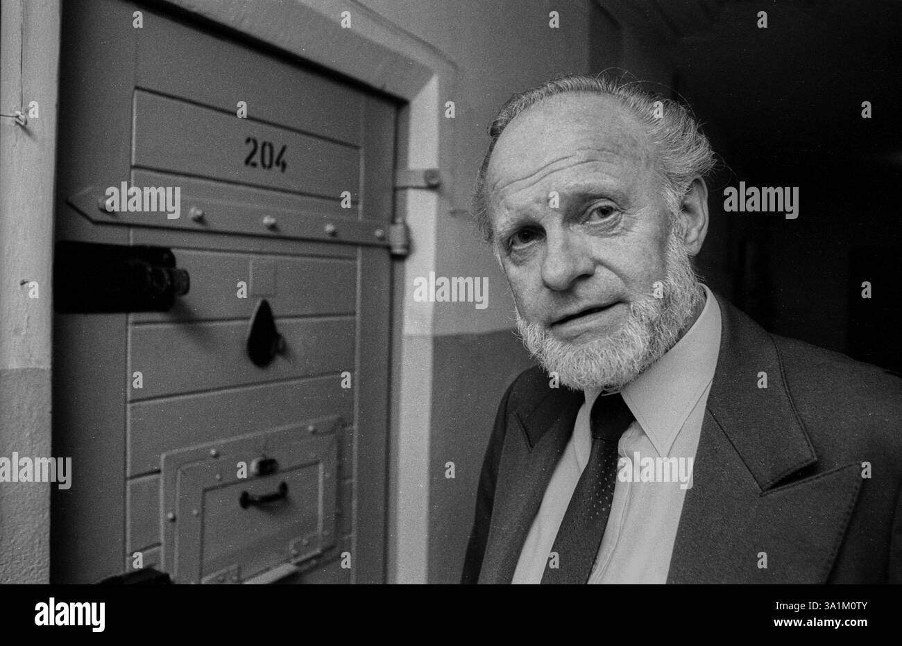 Deutschland, Berlin, 6. März 1992, Hans-Joachim Helwig-Wilson, SPD-Arbeitsgruppe ehemaliger politischer Gefangener vor seiner ehemaligen Zelle (Kranzverlegung) Stockfoto