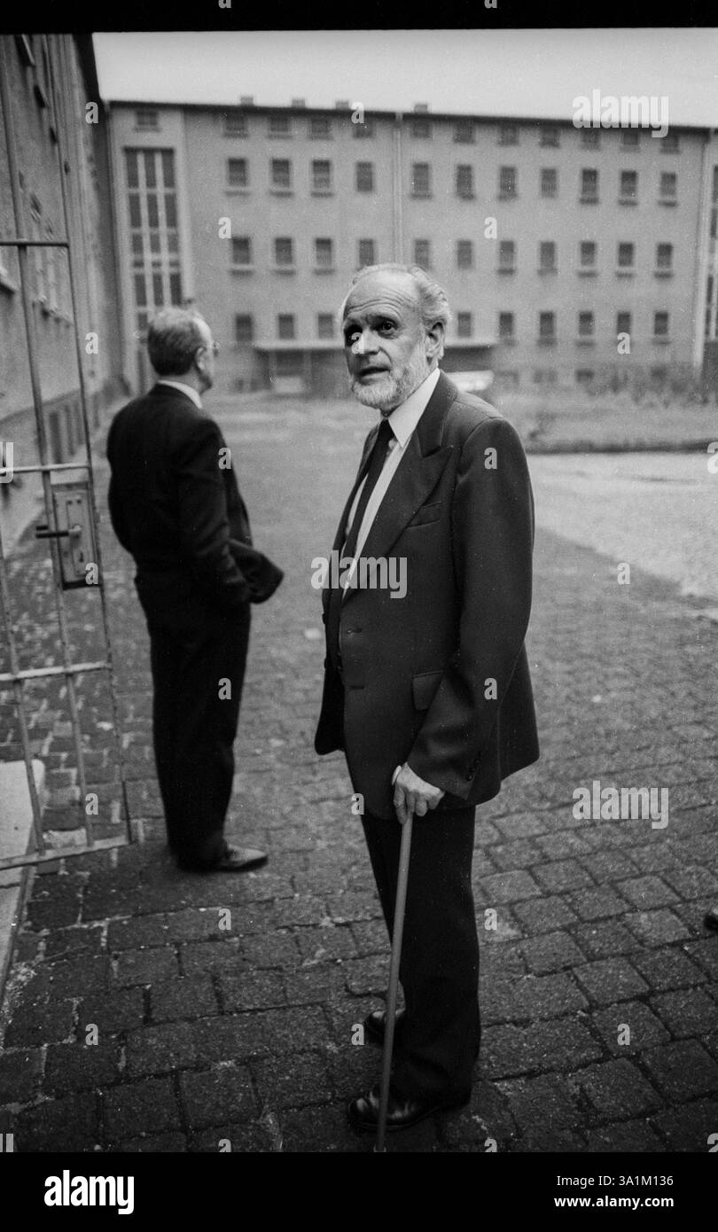 Deutschland, Berlin, 06.03.1992, Wreath-Zeremonie im ehemaligen Stasi-Gefängnis Hohenschoenhausen, SPD - Arbeitsgruppe des ehemaligen Politischen Priso Stockfoto
