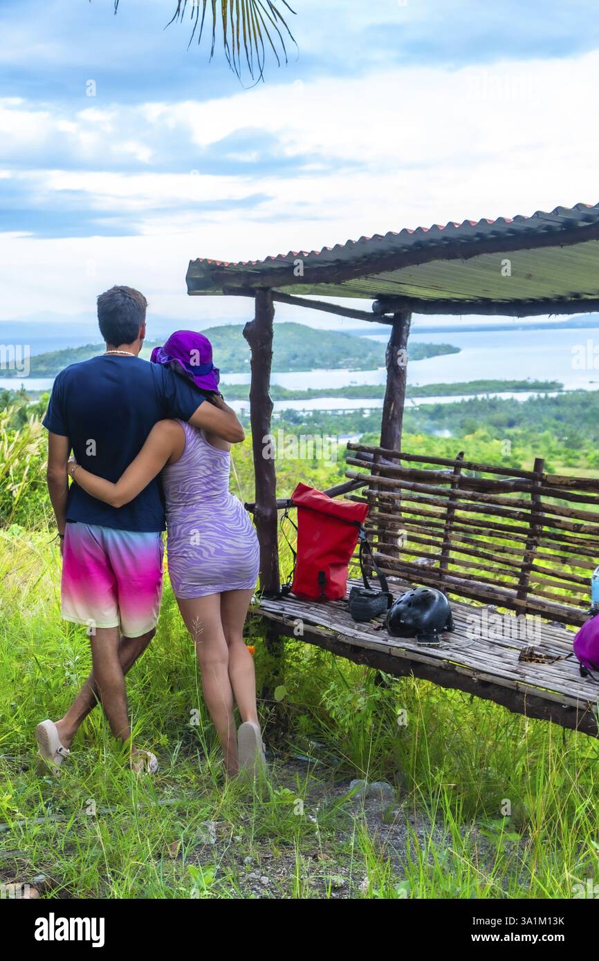 Paare genießen die malerische Aussicht auf die tropischen Inseln und das Meer in cebu, philippinen Stockfoto