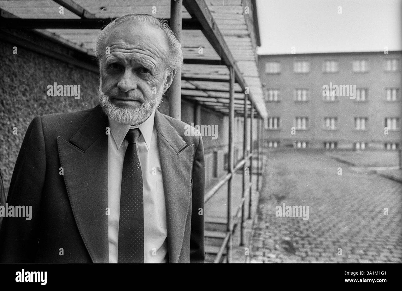 Deutschland, Berlin, 06.03.1992, Wreath-Zeremonie im ehemaligen Stasi-Gefängnis Hohenschoenhausen, SPD - Arbeitsgruppe des ehemaligen Politischen Priso Stockfoto
