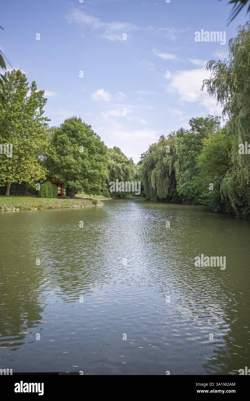 Park und Gärten in einem Krishna-Tempel. Landschaft des Krisna-voelgy IKKB Parks in Ungarn Stockfoto