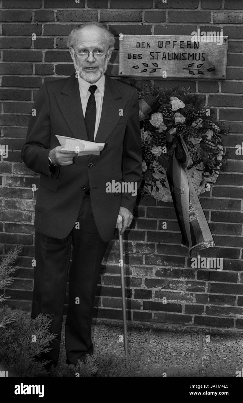 Deutschland, Berlin, 06.03.1992, Wreath-Zeremonie im ehemaligen Stasi-Gefängnis Hohenschoenhausen, SPD - Arbeitsgruppe des ehemaligen Politischen Priso Stockfoto
