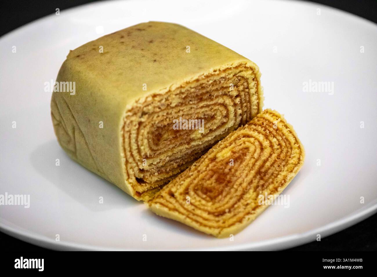 Traditioneller Brötchen, auch bekannt als Schweizer Brötchen, gefüllt mit Guavapaste, ein typischer Kuchen aus Brasilien, genauer gesagt aus Pernambuco Stockfoto