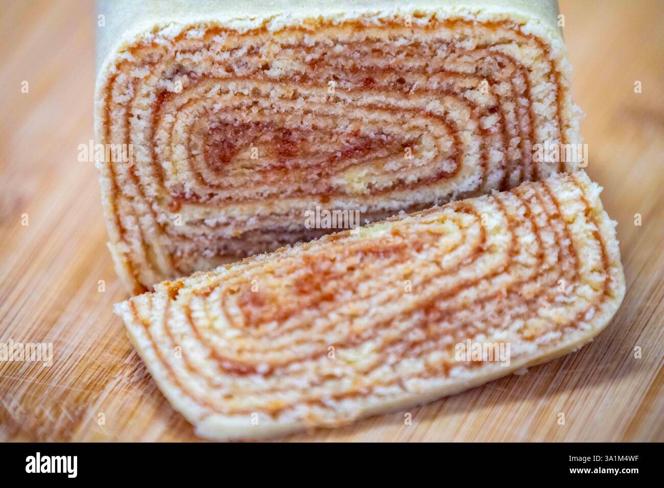 Traditioneller Brötchen, auch bekannt als Schweizer Brötchen, gefüllt mit Guavapaste, ein typischer Kuchen aus Brasilien, genauer gesagt aus Pernambuco Stockfoto