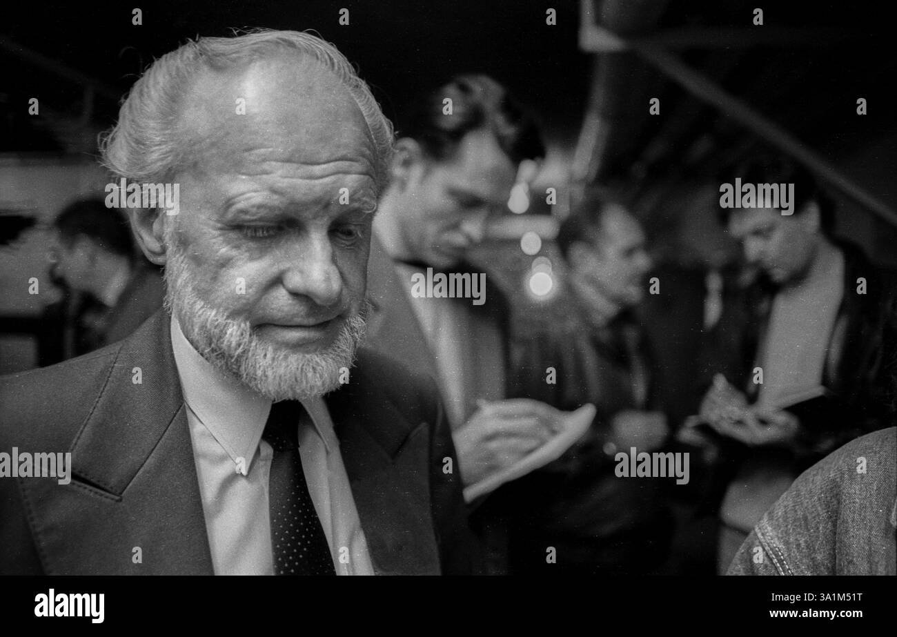 Deutschland, Berlin, 06.03.1992, Wreath-Zeremonie im ehemaligen Stasi-Gefängnis Hohenschoenhausen, SPD - Arbeitsgruppe des ehemaligen Politischen Priso Stockfoto