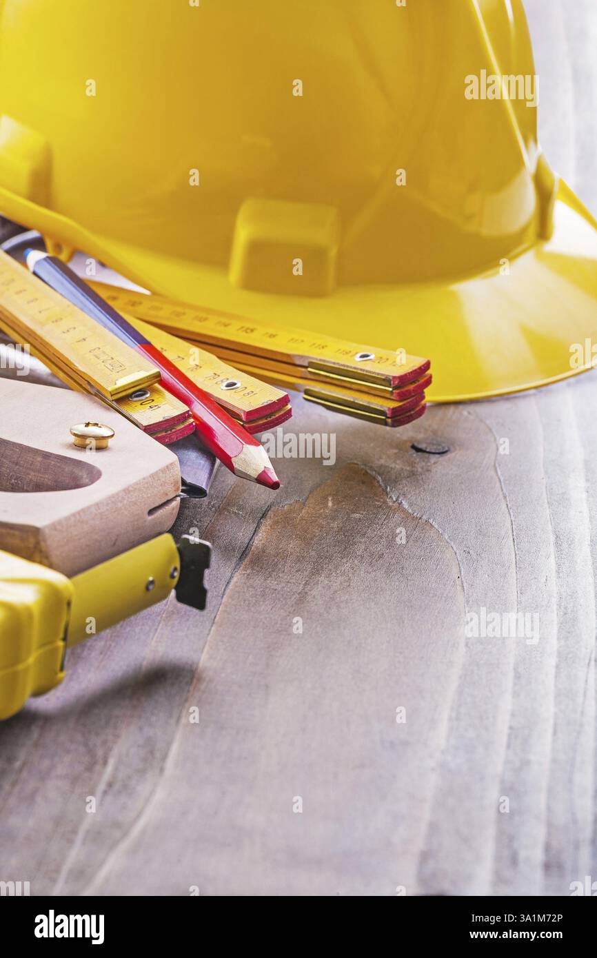 Pincil hölzerner Metergriff für Handsäge Tapeline Helm Stockfoto