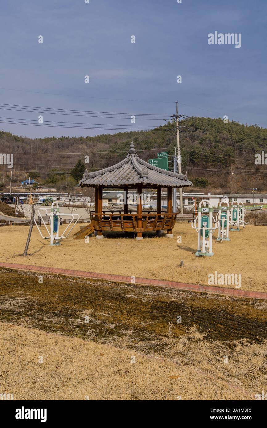 Boeun, Südkorea, 21. Februar 2020: Landschaft mit orientalischem Pavillon und Trainingsgeräten für Erwachsene im ländlichen öffentlichen Park, Asien Stockfoto