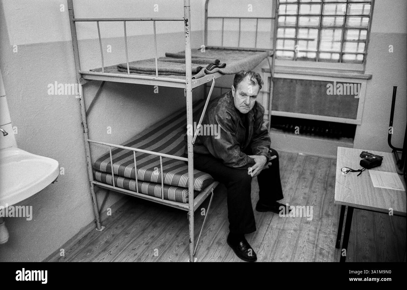 Deutschland, Berlin, 6. März 1992, Stasi-Gefängnis Hohenschoenhausen, Otto Ruhland, ehemaliger Gefangener in seiner Zelle, Europa Stockfoto