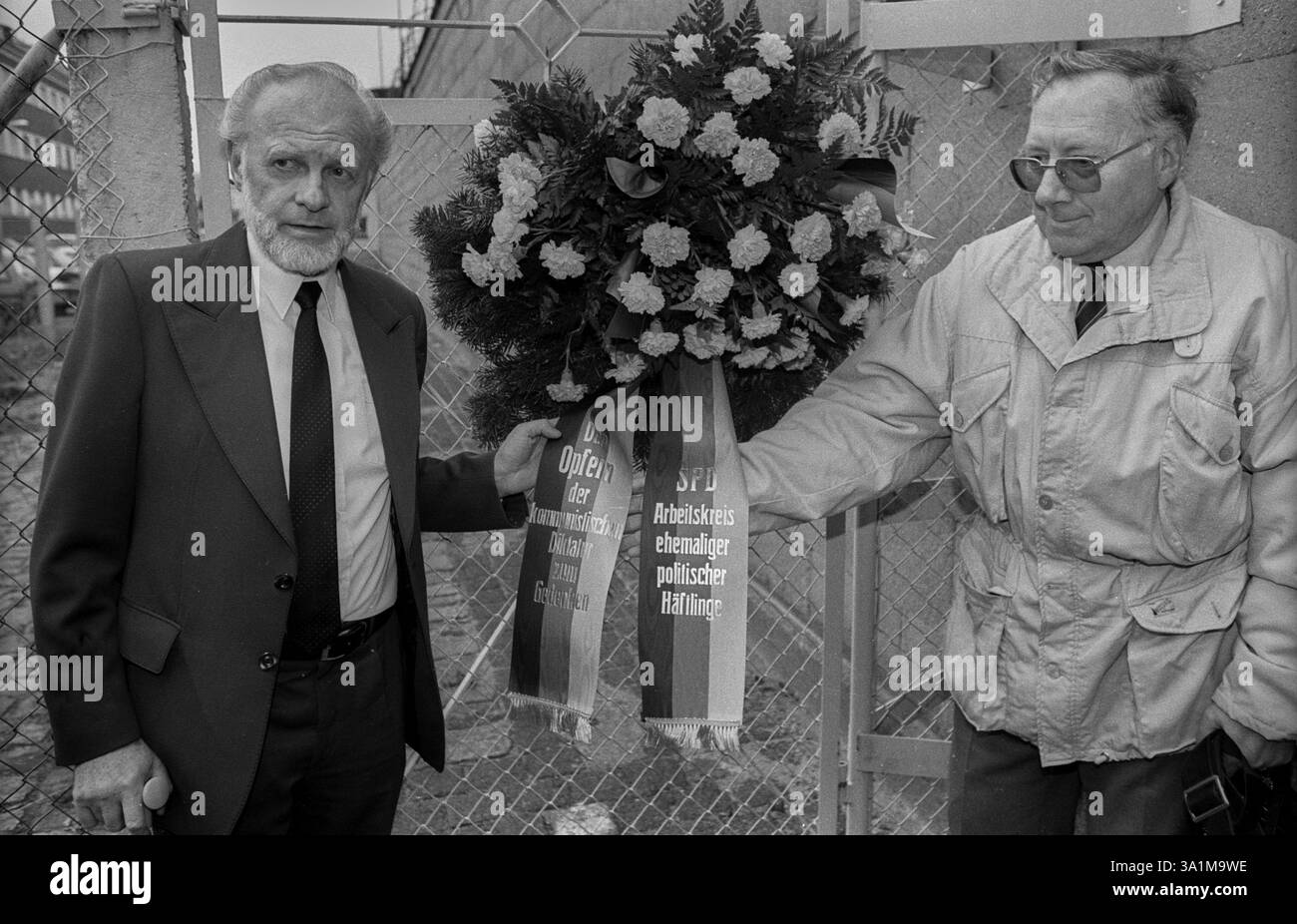 Deutschland, Berlin, 06.03.1992, Wreath-Zeremonie im ehemaligen Stasi-Gefängnis Hohenschoenhausen, SPD - Arbeitsgruppe des ehemaligen Politischen Priso Stockfoto