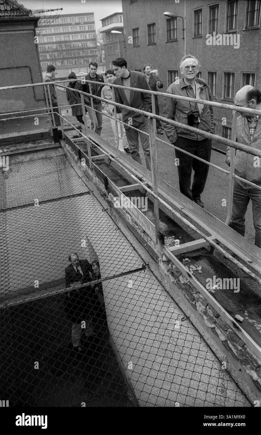 Deutschland, Berlin, 06.03.1992, Freiheitskäfig, (Wreath-Zeremonie in der ehemaligen Stasi-Untersuchungshaftanstalt Hohenschoenhausen), Europa Stockfoto