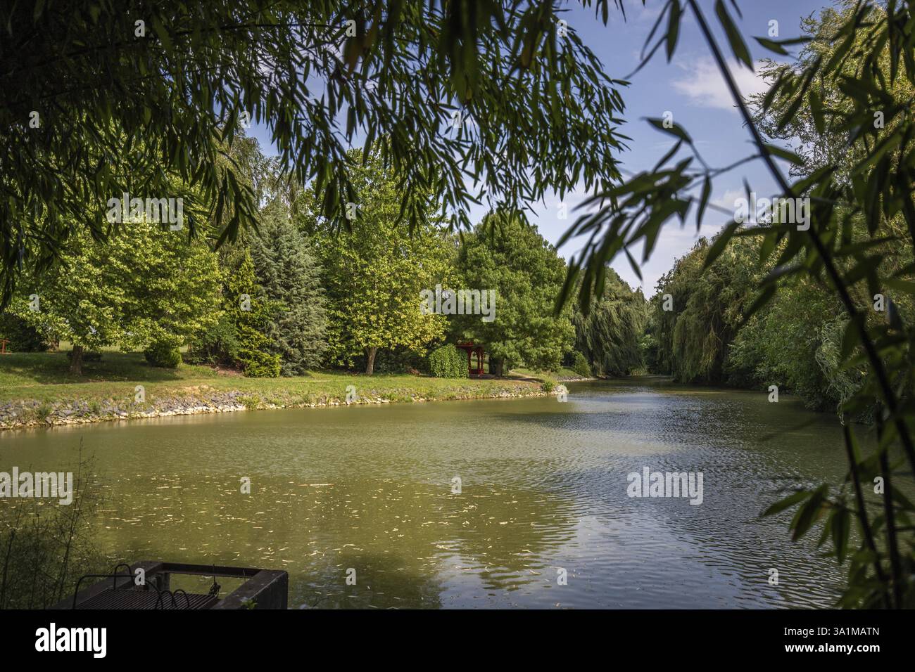 Park und Gärten in einem Krishna-Tempel. Landschaft des Krisna-voelgy IKKB Parks in Ungarn Stockfoto