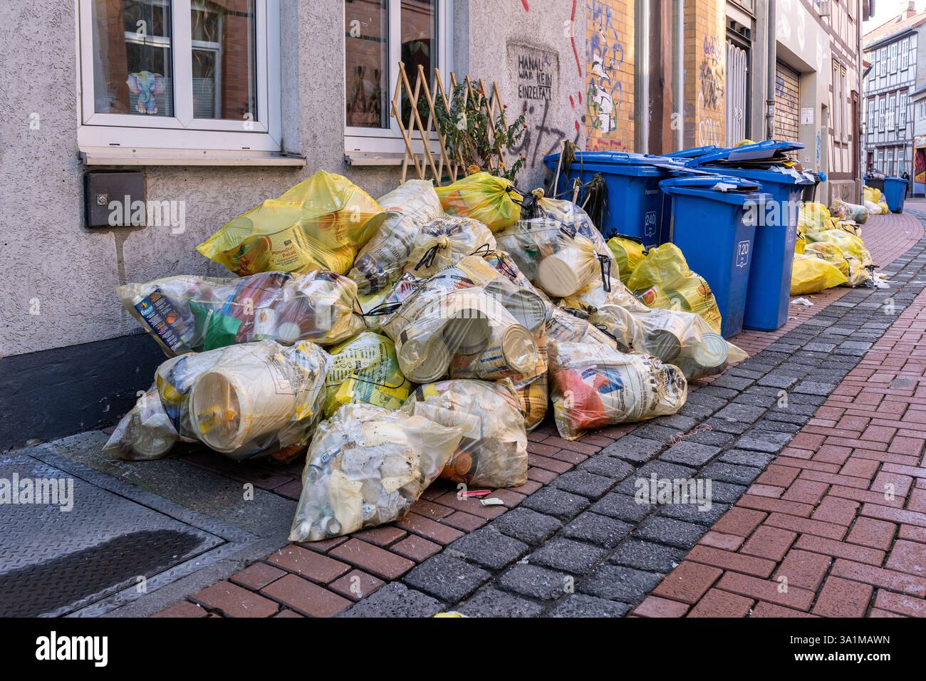 Gelbe Beutel (Säcke für die Sammlung von recycelbarem Verpackungsmaterial) für die Sammlung auf der Straße in Göttingen Stockfoto