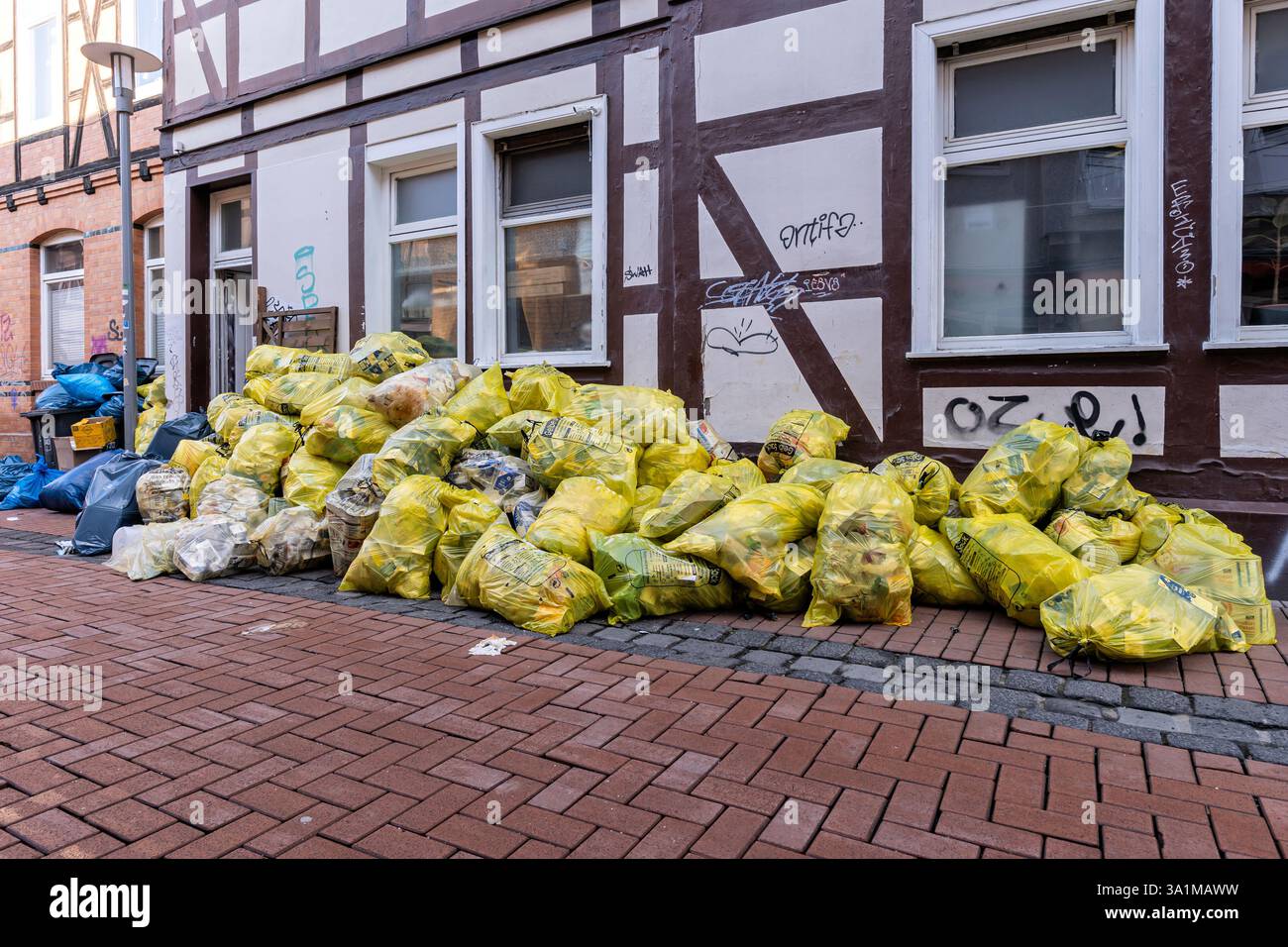 Gelbe Beutel (Säcke für die Sammlung von recycelbarem Verpackungsmaterial) für die Sammlung auf der Straße in Göttingen Stockfoto