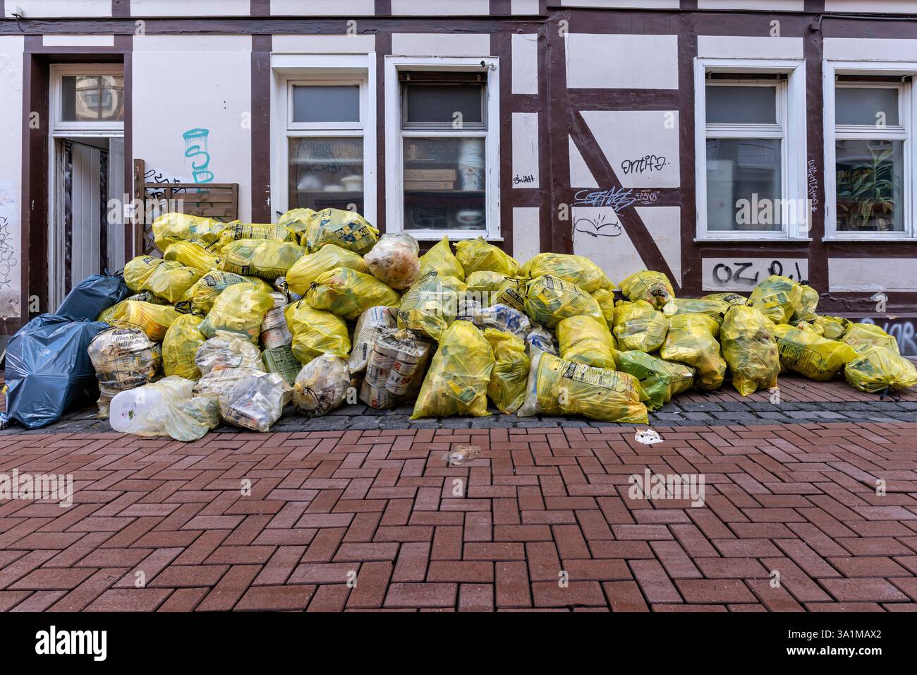 Gelbe Beutel (Säcke für die Sammlung von recycelbarem Verpackungsmaterial) für die Sammlung auf der Straße in Göttingen Stockfoto