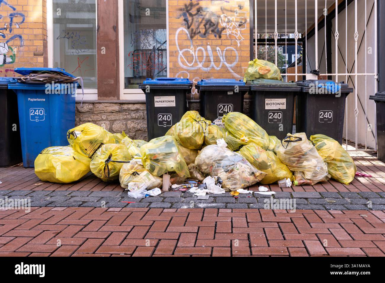 Gelbe Beutel (Säcke für die Sammlung von recycelbarem Verpackungsmaterial) für die Sammlung auf der Straße in Göttingen Stockfoto
