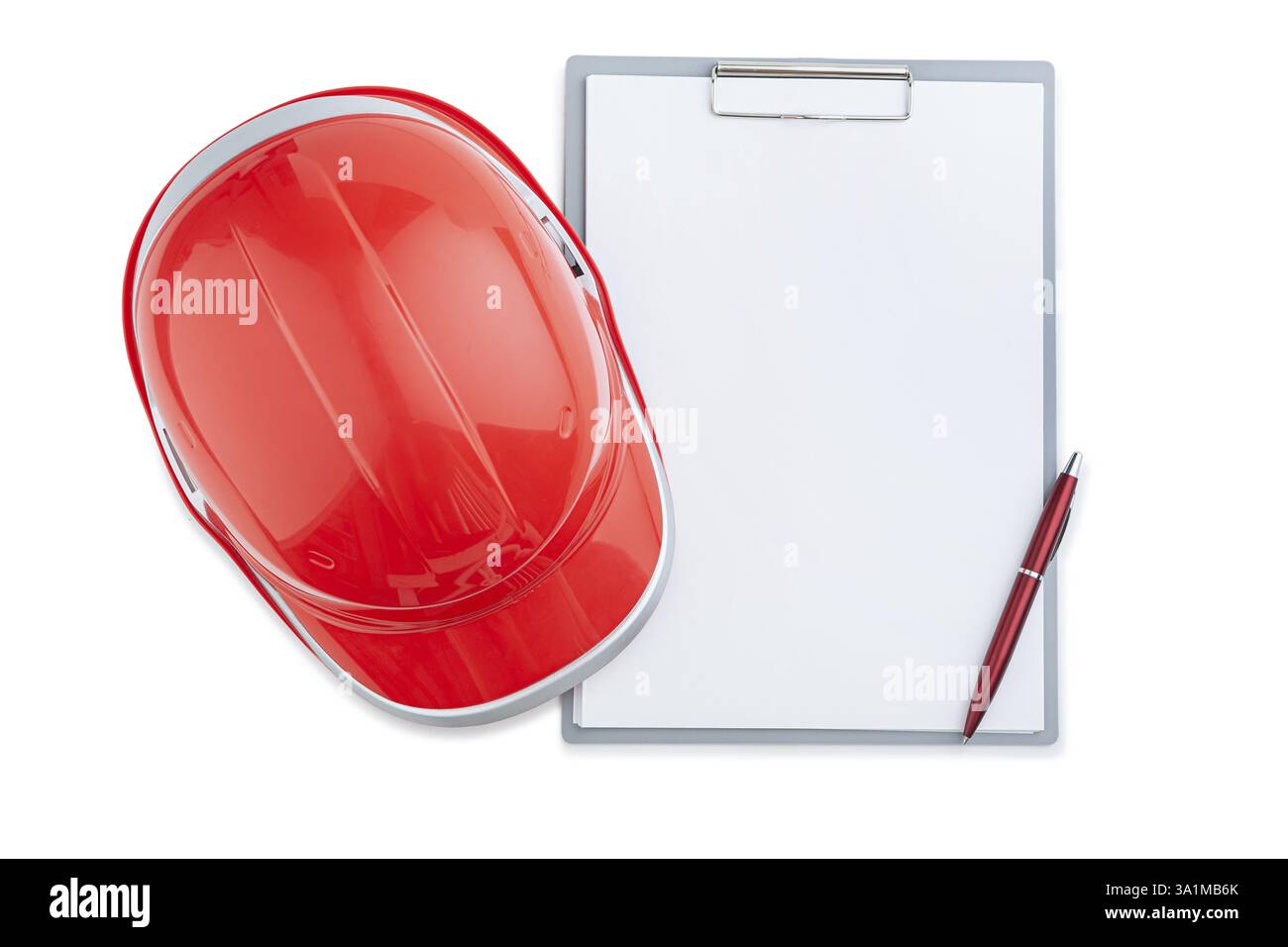 Roter Konstruktionshelm Auf Clipboard Und Kugelschreiber Isoliert Stockfoto