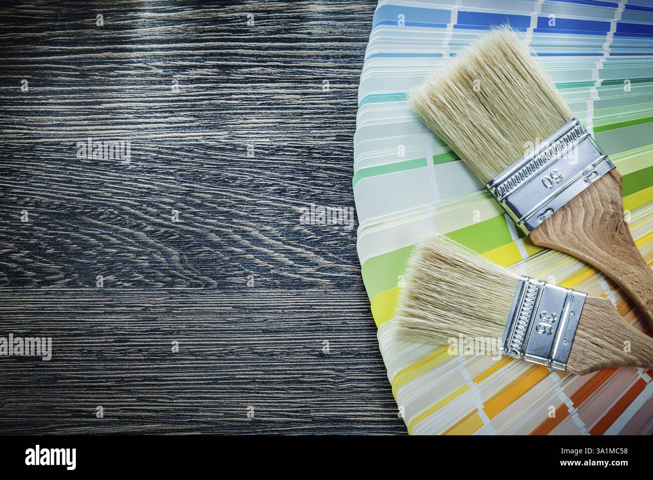 Pinsel Farbe pantone FAN auf Holzbrett Stockfoto
