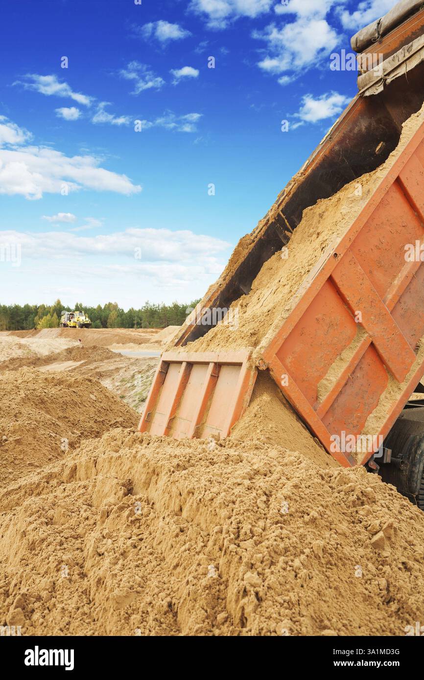 Kipper für Straßenbauarbeiten, der Sand auf der Baustelle abbaut Stockfoto
