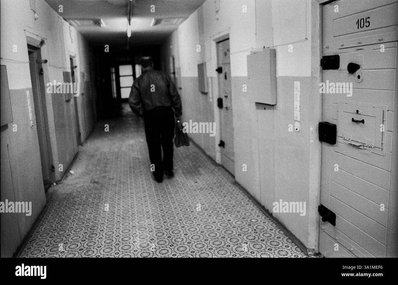 Deutschland, Berlin, 6. März 1992, Stasi-Untersuchungshaft Hohenschoenhausen, Otto Ruhland, ehemaliger Häftling, Korridor mit Zellenflügel, Europa Stockfoto