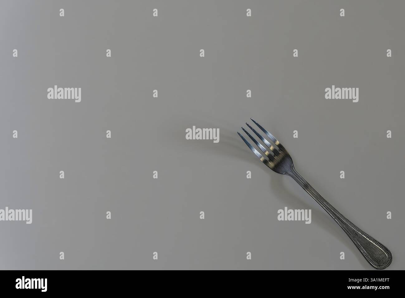 Einzelgabel auf dem Tisch. Stockfoto
