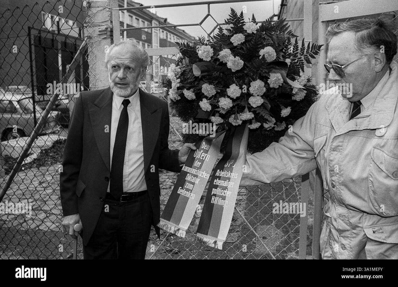 Deutschland, Berlin, 06.03.1992, Wreath-Zeremonie im ehemaligen Stasi-Gefängnis Hohenschoenhausen, SPD - Arbeitsgruppe des ehemaligen Politischen Priso Stockfoto