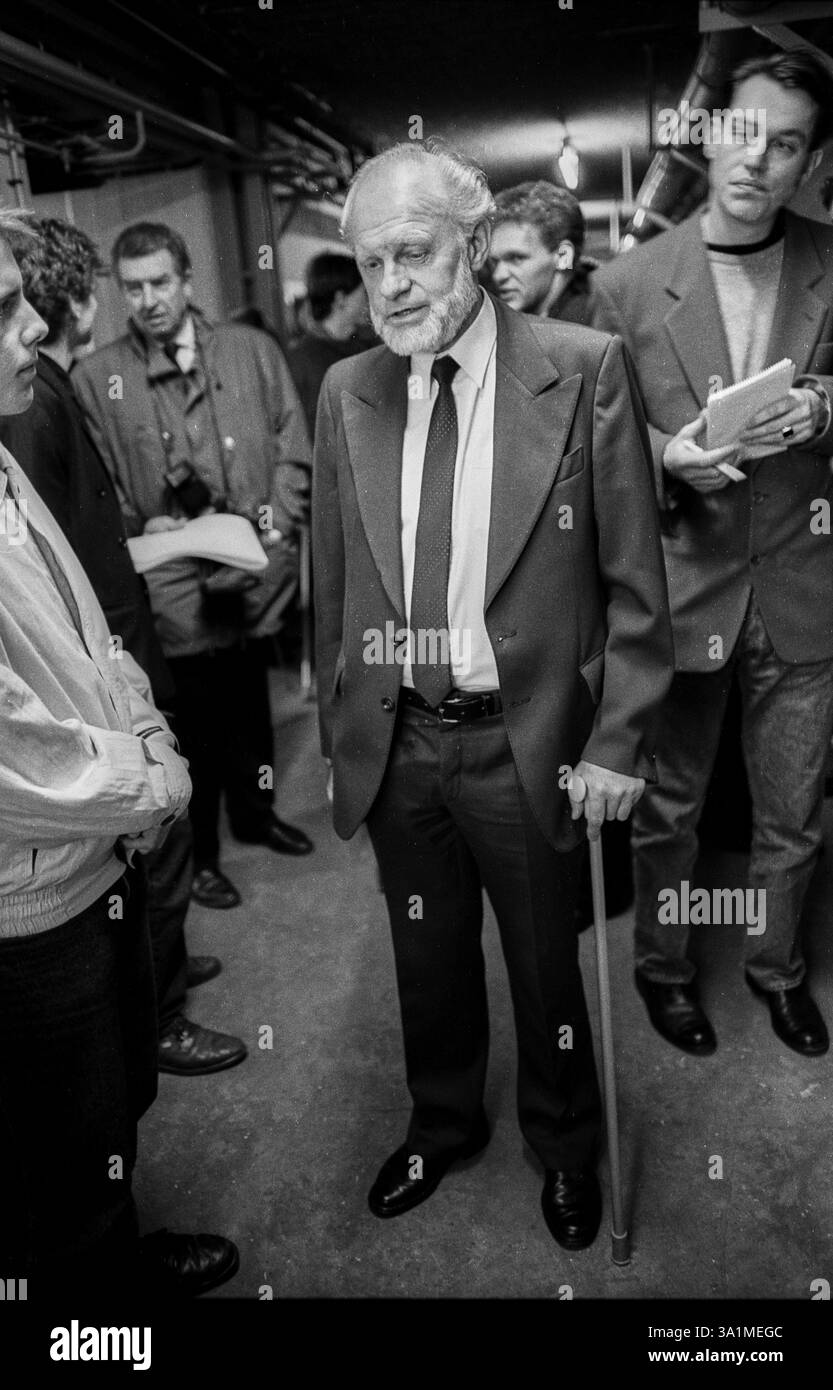 Deutschland, Berlin, 06.03.1992, Wreath-Zeremonie im ehemaligen Stasi-Gefängnis Hohenschoenhausen, SPD - Arbeitsgruppe des ehemaligen Politischen Priso Stockfoto