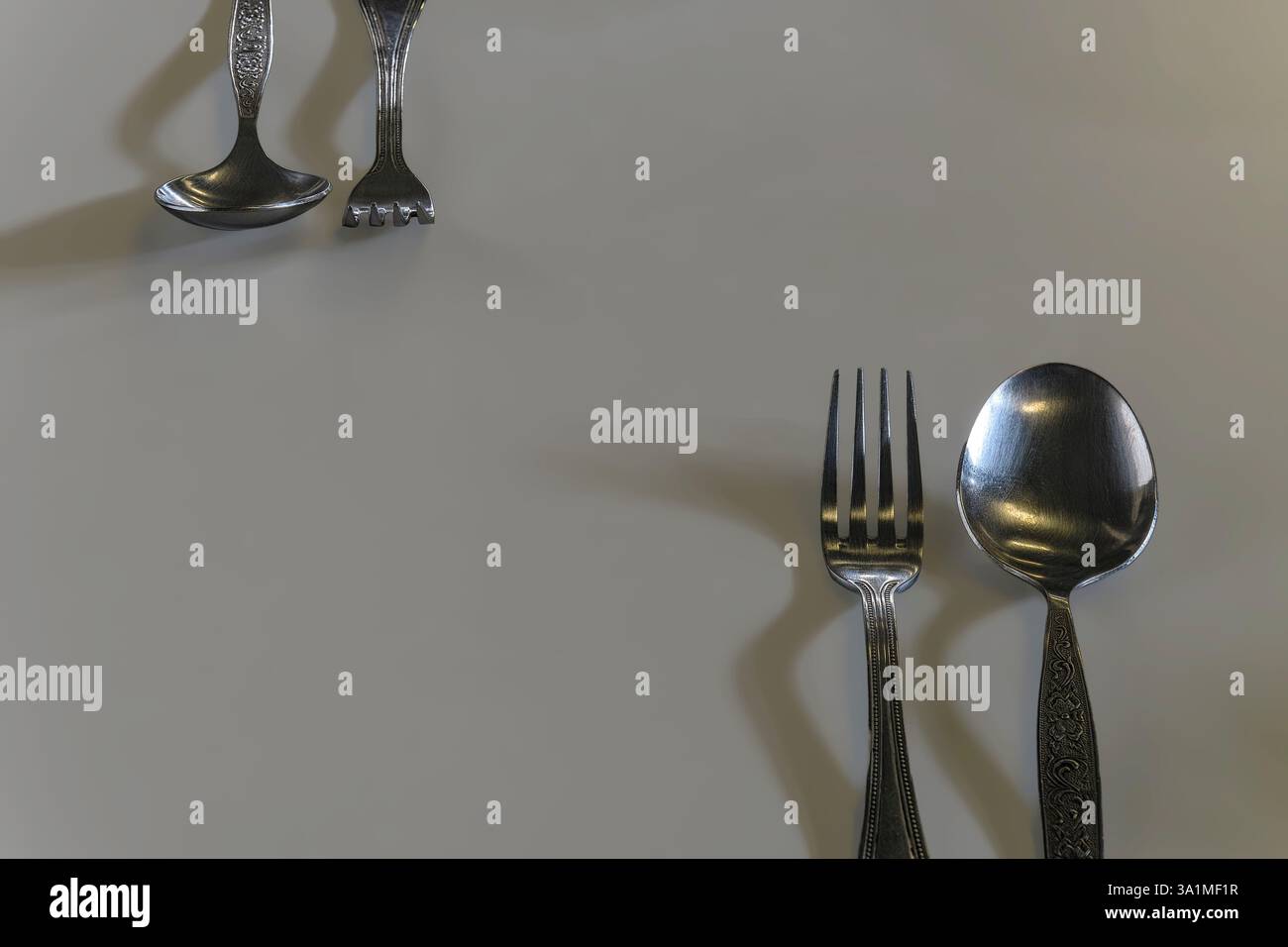 Gabel und Löffel auf dem Tisch. Stockfoto