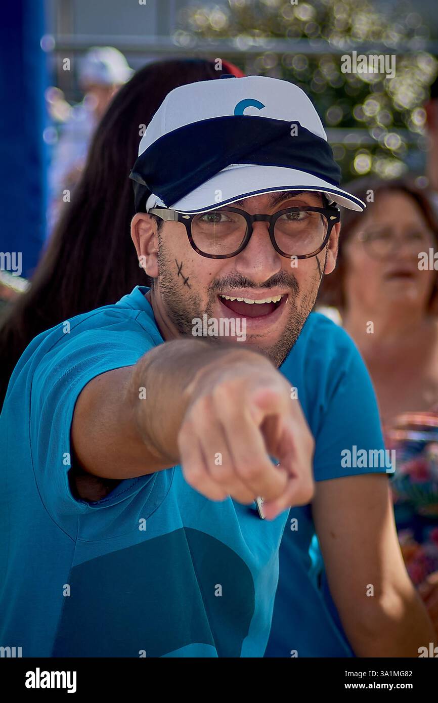 Catania. Italien - 9. März 2025: Entertainer zeigt direkt auf die Kamera in blauem Hemd Stockfoto
