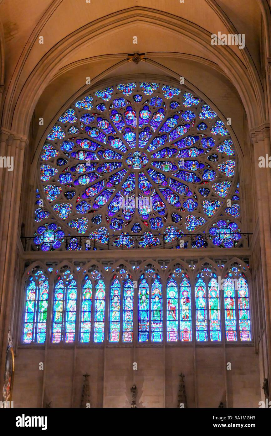 Paris Frankreich, 6. März 2025. Notre Dame de Paris, das südliche Rosenfenster von Notre Dame, das Jesus und seine Jünger darstellt. Stockfoto Paris Frankreich, 6. März 2025. Notre Dame de Paris, das südliche Rosenfenster von Notre Dame, das Jesus und seine Jünger darstellt. Stockfoto