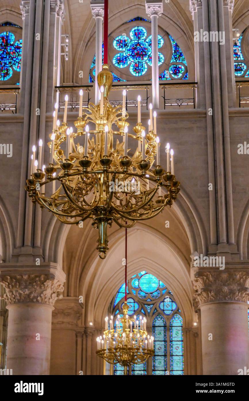 Paris Frankreich, 6. März 2025. Kronleuchter und Kerzenleuchter nach der Restaurierung mit Kerzen. Stockfoto Paris Frankreich, 6. März 2025. Kronleuchter und Kerzenleuchter nach der Restaurierung mit Kerzen. Stockfoto