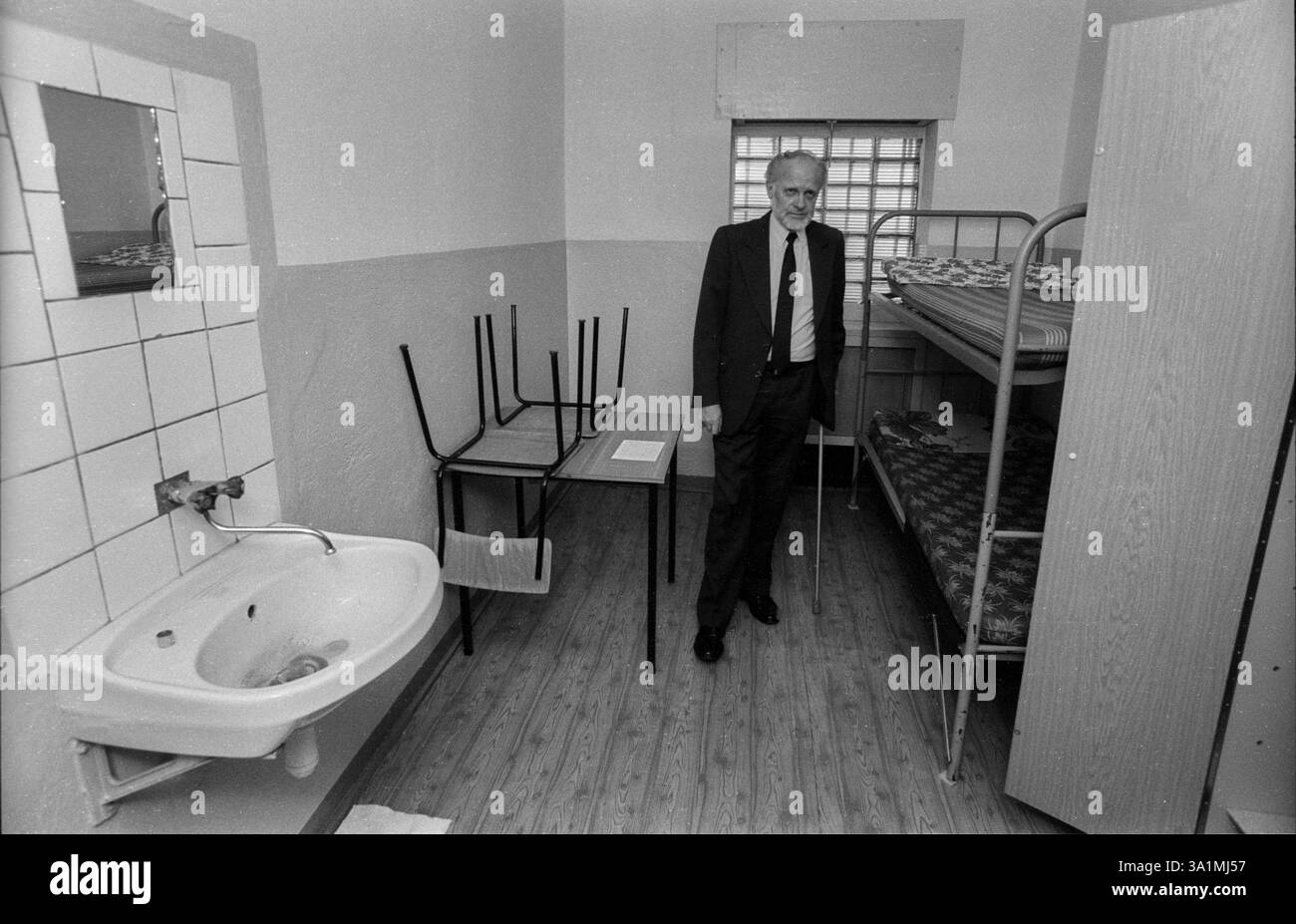 Deutschland, Berlin, 06.03.1992, Hans-Joachim Helwig-Wilson, SPD-Arbeitsgruppe ehemaliger politischer Gefangener in seiner ehemaligen Zelle, (Kranzniederlegung i Stockfoto