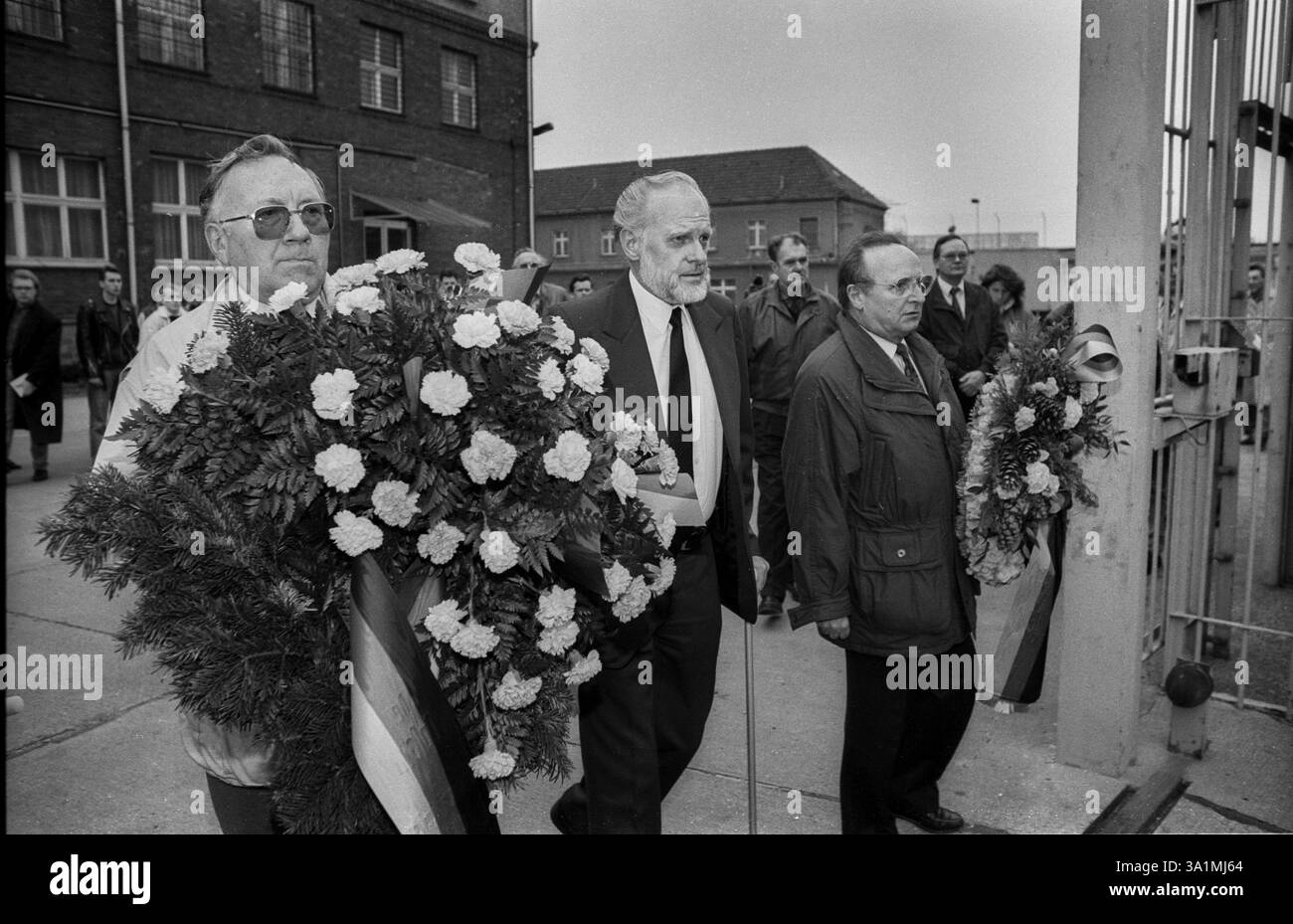 Deutschland, Berlin, 06.03.1992, Wreath-Zeremonie im ehemaligen Stasi-Gefängnis Hohenschoenhausen, SPD - Arbeitsgruppe des ehemaligen Politischen Priso Stockfoto