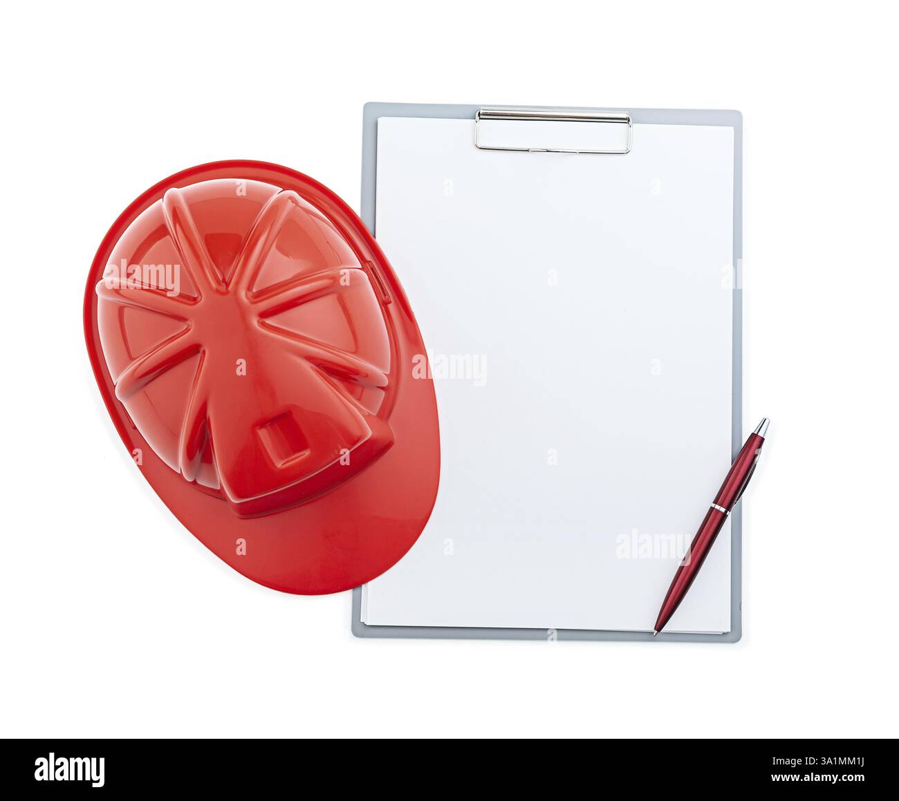 Roter Bauhelm Und Kugelschreiber Auf Klemmbrett Isoliert Stockfoto